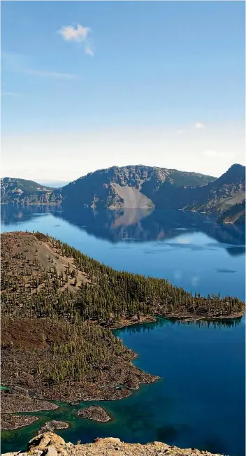  ??  ?? The only discriptio­n that does the view at Crater Lake justice is ‘‘jaw-dropping’’.
