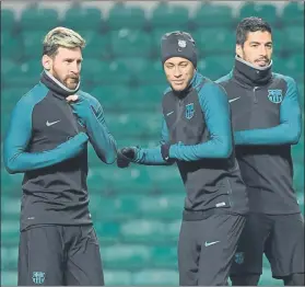  ?? FOTO: M. M. ?? Tridente con frio pero preparado Messi, Suárez y Neymar, entrenando en Celtic Park