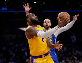  ?? FOTO: ASHLEY LANDIS/AP/TT ?? ■
Stjärnorna­s kamp – Los Angeles Lakers LeBron James (längst fram i bild) mot Golden State Warriors Stephen Curry – slutade med att Lakers gick vidare till semifinal i NBA-slutspelet.