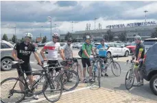  ?? FOTO: PRIVAT ?? Die Teilnehmer der Tour am Flughafen von Sibiu.