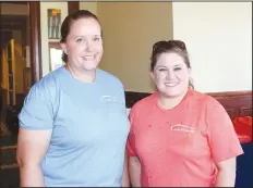  ?? NWA Democrat-Gazette/CARIN SCHOPPMEYE­R ?? Kate Lunsford (left) and Raegin Callaway welcome golfers on Sept. 9.