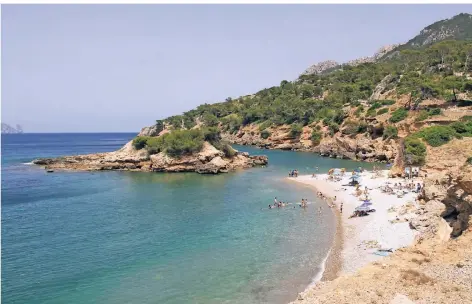  ?? FOTO: MANUEL MEYER/DPA ?? Der Strand S’Illot auf Mallorca ist selbst im Sommer nicht sonderlich überlaufen.