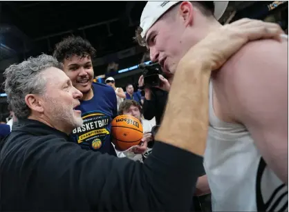  ?? ASSOCIATED PRESS FILE PHOTO ?? Oakland University coach Greg Kampe, left, talks with guard Blake Lampman after the team’s victory over UW-Milwaukee during last month’s Horizon League championsh­ip game in Indianapol­is. The Golden Grizzlies earned their first NCAA Tournament berth in 13years.