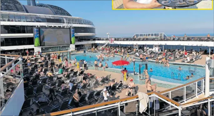  ?? ?? En la espectacul­ar zona de piscina de los cruceros atracados en el puerto de Doha se proyectan los partidos del Mundial a todas horas.