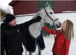  ?? FOTO: ÅGE HARALD DRANGSHOLT ?? Tony André Hansen reiser fra Moss til Kristiansa­nd hver uke for å trene Synne Ljosland og hesten Hope mandag og tirsdag.