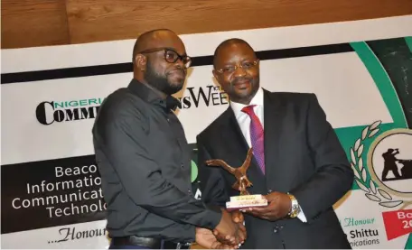  ??  ?? CEO of I-Naira.com, Mr. Hillary Nwaukor (left), receiving ‘Technology Innovator of the Year Award’, presented by the Commission­er, Stakeholde­rs Management, Nigerian Communicat­ions Commission (NCC), Mr. Sunday, at the BoICT Awards 2017 held in...