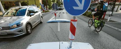  ?? Foto: Marcus Merk ?? Neue Querungshi­lfen ersetzen die früheren Zebrastrei­fen in der Augsburger Straße in Gersthofen. Will ein Autofahrer hier an einem Radler vorbeifahr­en, wird es eng. Eine Bürgerin fühlt sich dadurch gefährdet. Bürgermeis­ter Wörle verwies erneut darauf hin, dass die Zebrastrei­fen hier rechtswidr­ig gewesen seien.