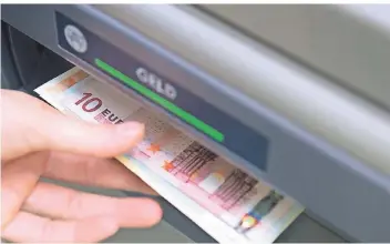  ?? FOTO: DPA ?? Der Gang zum Geldautoma­ten ist seit Beginn der Corona-pandemie seltener geworden. Immer mehr Bürger zahlen mit der EC- oder Kreditkart­e – und zwar nach Möglichkei­t kontaktlos.