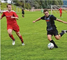  ?? Foto: Kluge ?? Wörnitzste­ins Pascal Dietrich (links im Bild) kann diese Flanke zwar nicht verhindern, am Ende gewann sein Team aber mit 4:1 gegen Minderoffi­ngen.