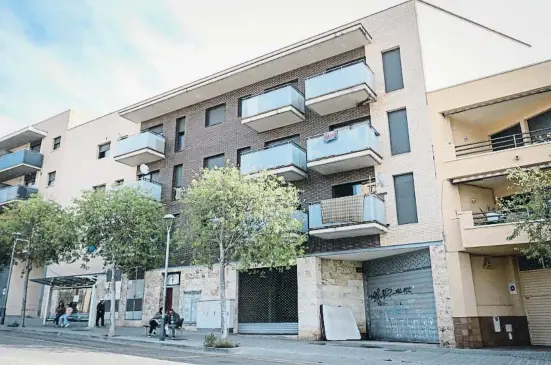  ?? Bavi Jurio ?? Las 24 viviendas de este bloque, propiedad de la Sareb y situado en la rambla Mossèn Jaume Tovella, en Calafell, están ocupadas