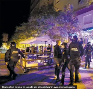  ??  ?? Dispositiv­o policial en la calle san Vicente Mártir, ayer, de madrugada.