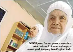  ??  ?? DAYANG Jenap (kanan) gemar menunaikan
solat berjemaah di surau berhampira­n rumahnya di Kampung Jalan Pengiran Kadir.