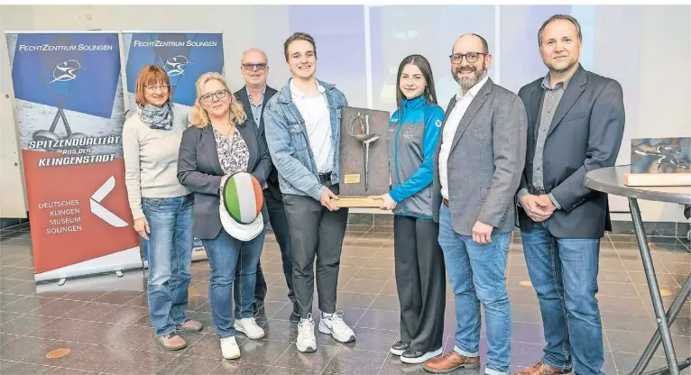  ?? FOTO: PETER MEUTER ?? Dr. Elke Moosbach (v. l., Jury), Christine Gough, Martin Hückeler (Jury), Julius Dehn, Sara Libralato, Dr. Sixt Wetzler und Daniel Certa vereinte erneut das Glück, über den Lawrence Gough Preis Impulse für den Fechtsport in Solingen geben zu können.