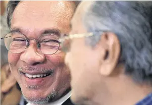  ?? REUTERS ?? Anwar Ibrahim looking at then Prime Minister Mahathir Mohamad during a news conference in Putrajaya on Nov 23 last year.