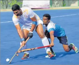  ?? HOCKEY INDIA ?? PSPB’s VR Raghunath (left) trying to beat Central Secretaria­t’s defender on Friday.