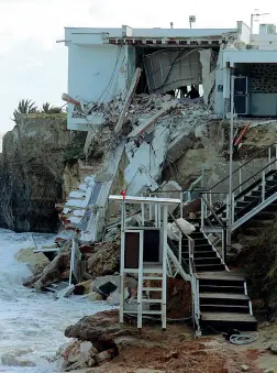  ??  ?? In alto e a sinistra nella foto piccola la devastazio­ne sul lungomare di Bari; qui a sinistra, nella foto più grande, il ristorante
“Il Cavaliere” sul litorale di Capitolo