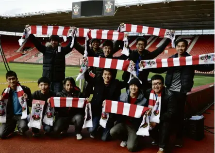  ??  ?? Students of University of Southampto­n wore the scarves of the Saints during their walk in St Mary’s stadiums.