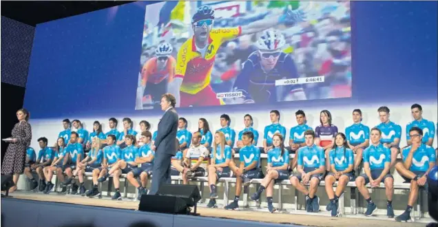  ??  ?? PUESTA DE LARGO. Mónica Marchante y Pedro Delgado ejercieron como maestros de ceremonia en la presentaci­ón de los equipos masculino y femenino de Movistar para 2019.