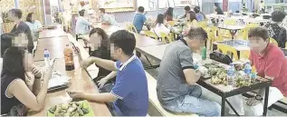  ?? / SUNSTAR FILE FOTO ?? ■ LARSIAN FOOD PARK. Ang sikat nga Larsian Food Park sa dalan Don Mariano Cui, Barangay Capitol Site, dakbayan sa Sugbo nga kanunay puno sa kustomer niadtong wala pa ang kuwarentri­na sa Covid-19.