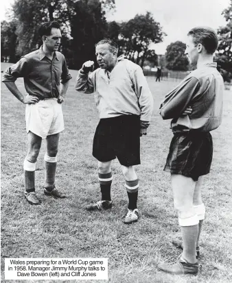  ?? ?? Wales preparing for a World Cup game in 1958. Manager Jimmy Murphy talks to Dave Bowen (left) and Cliff Jones