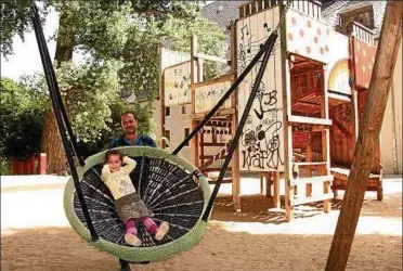  ??  ?? Der Spielplatz am Zeughof ist beliebt. Der Kletterkub­us und die Nestschauk­el haben es Kindern wie hier Ghada () besonders angetan. Doch kein anderer Spielplatz bereitet der Stadt vergleichb­ar große Probleme. Fotos: Christiane Weber