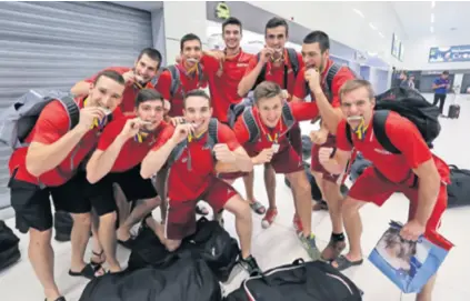 ??  ?? Mladi hrvatski košarkaši ne mogu sakriti sreću zbog osvojene srebrne medalje na EuroBasket­u