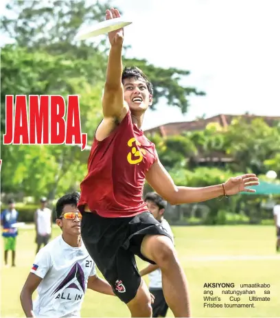  ??  ?? AKSIYONG umaatikabo ang natungyaha­n sa Whirl’s Cup Ultimate Frisbee tournament.