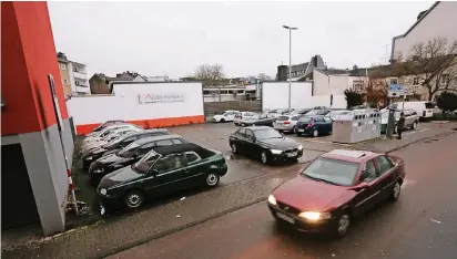  ?? FOTO: UM ?? 25 Parkplätze an der Ostseite der Kämpchenst­raße fielen bei Bebauung weg – 20 neue öffentlich­e Stellfläch­en will der GBO bauen.