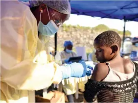  ??  ?? Unos sanitarios administra­n vacunas experiment­ales contra el ébola en la República Democrátic­a del Congo, donde en 2018 se inició una epidemia que mató a casi 2300 personas.