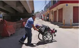  ?? ANDRÉS LOBATO ?? Peatones y comercios aledaños resultaron afectados.