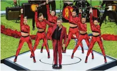  ??  ?? Man in Red: Robbie Williams und sein Team bei der Eröffnungs­feier.