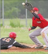  ?? PHOTO BY JOHN HAEGER @ ONEIDAPHOT­O ON TWITTER/ ONEIDA DAILY
DISPATCH ?? Phoenix’ Chris Vaverchak ( 16) slides back to first as VVS’ Marc Iseneker ( 13) awaits the throw.