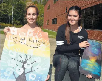  ??  ?? Alexa Audet et Amy Harris, de l’école secondaire Aux quatres vents de Dalhousie, présentero­nt quelques-unes de leurs oeuvres lors du Symposium BDC. − Acadie Nouvelle: Jean-François Boisvert