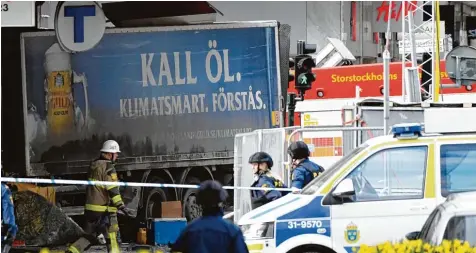  ?? Foto: Jonathan Nackstrand, afp ?? Der Lastwagen mit der Aufschrift einer schwedisch­en Brauerei raste erst in eine Menschenme­nge und dann in ein belebtes Kaufhaus.