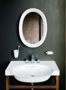  ??  ?? Add a single sconce, such as the Dowel Jones ‘Lord Sconce’ in this Parker Studio bathroom (opposite) or leave the wall bare for a clean look (above).