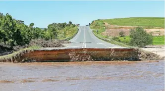  ?? LEON LESTRADE African News Agency (ANA) ?? THE Botrivier bridge on the R43 has been damaged and road closures have been put in place. The City announced several road closures due to widespread flooding and trees that have been uprooted by strong winds. | Pictures by