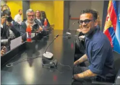  ??  ?? EN CASA. Dani Alves no paró de sonreír en la sala de prensa.