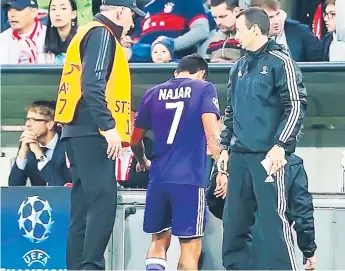  ??  ?? AFECTADO. Andy Nájar salió muy triste del partido frente al Bayern Múnich por la primera jornada de la Champions League en la ronda de grupos.