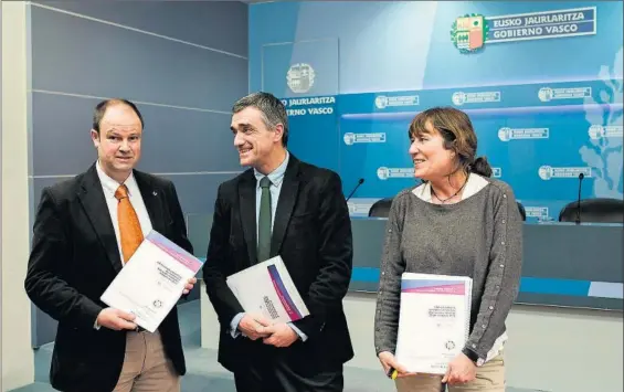  ?? / A. RUIZ DE HIERRO (EFE) ?? Jonan Fernández, Jon Landa, director de la cátedra, y Bertha Gaztelumen­di, presentan el informe.