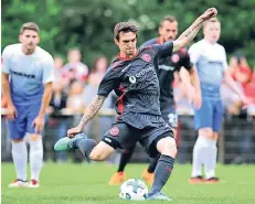  ?? FOTO: FALK JANNING ?? Benito Raman verwandelt einen Foulelfmet­er zum 1:0.