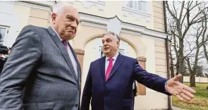  ?? FOTO 2x MAFRA – RADEK VEBR, MICHAL RŮŽIČKA / ÚŘAD VLÁDY ČR ?? Po setkání premiérů v Lichtenšte­jnském paláci (vpravo nahoře, zleva: Viktor Orbán a Robert Fico, Donald Tusk a Petr Fiala) zamířil předseda polské vlády Tusk na Pražský hrad za prezidente­m Petrem Pavlem (vlevo). Viktor Orbán se po setkání s bývalým prezidente­m Milošem Zemanem potkal i s expreziden­tem Václavem Klausem (vpravo).