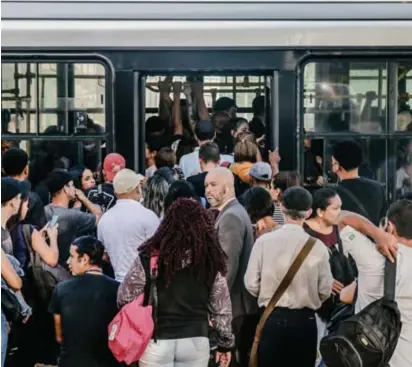  ?? © getty ?? Transwolff loodst elke dag honderddui­zenden passagiers door de megastad (foto: een bus in São Paulo).