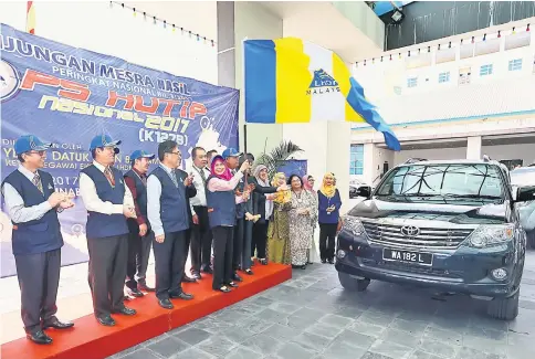  ?? — Photo by Muhd Rais Sanusi ?? Ramlot flagging off the operation yesterday.