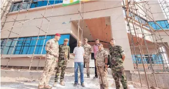  ?? FOTO: LUDGER MÖLLERS ?? Besprechun­g auf der Baustelle des Peschmerga-Krankenhau­ses in der kurdischen Hauptstadt Erbil: Oberst Christian von Blumröder, Kontingent­führer der Bundeswehr, Peschmerga-Oberstleut­nant Hamid Ghaidan, Bauunterne­hmer Mohammad Aziz, ein Übersetzer, Manager Assi Al-Dawodi, Hauptfeldw­ebel Sven Rother und Oberleutna­nt Ali Arf von den kurdischen Peschmerga (von links) diskutiere­n den Baufortsch­ritt