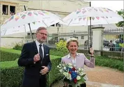  ?? Foto: AFP ?? EU-Kommission­spräsident­in Ursula von der Leyen wird vom tschechisc­hen Premier Petr Fiala mit Blumen begrüßt.