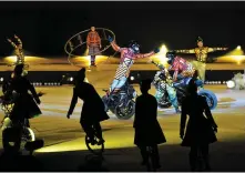  ?? PHOTOS AFP ?? Le Cirque du Soleil a concocté un spectacle unique pour célébrer la fête nationale saoudienne.