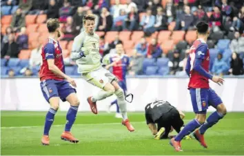  ?? FRESHFOCUS ?? Die Aktion von Fcb-goalie Omlin gegen Bigler hätte mit einem Penalty bestraft werden müssen.