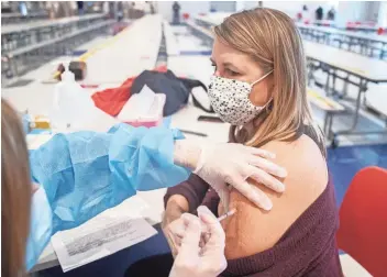  ?? ARIEL COBBERT/THE COMMERCIAL APPEAL ?? Colliervil­le special education teacher Heather Haluska receives her first dose of the COVID-19 vaccinatio­n shot at Bartlett High School on Feb. 17.