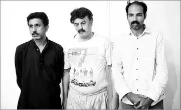  ??  ?? This May 2 photo shows arrested doctor Fawad Mumtaz (centre) and his paramedic assistants, who were conducting unauthoris­ed surgeries to transplant kidneys to internatio­nal clients, in a Pakistan’s Federal Investigat­ion Agency (FIA) station in Lahore....