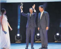  ?? //AEPD/EFE ?? El presidente Pedro Sánchez se hizo un selfie con las deportista­s. Alejandro Valverde fue uno de los premiados